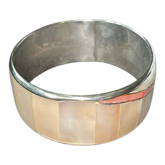 Vintage Mother of Pearl well made bangle bracelet. peach mop detail - Picture 4 of 5